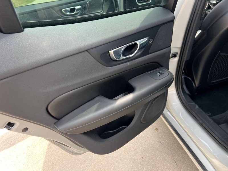 Volvo S60 Vehicle Full-screen Gallery Image 14