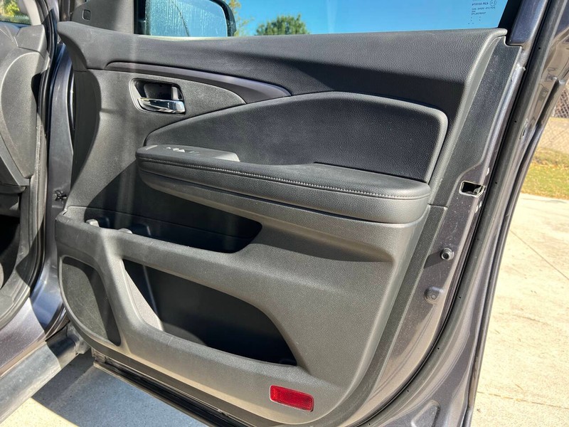 Honda Pilot Vehicle Full-screen Gallery Image 10