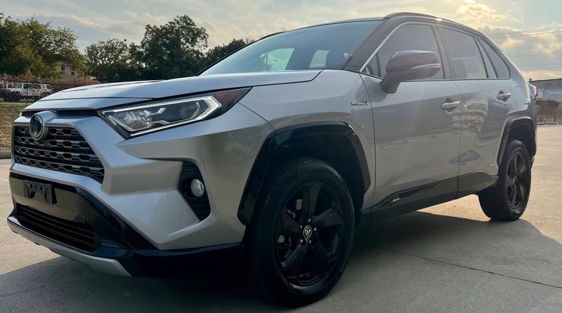 Toyota RAV4 Hybrid Vehicle Full-screen Gallery Image 01