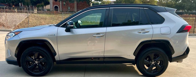 Toyota RAV4 Hybrid Vehicle Full-screen Gallery Image 02