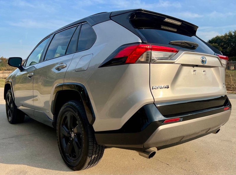 Toyota RAV4 Hybrid Vehicle Full-screen Gallery Image 03