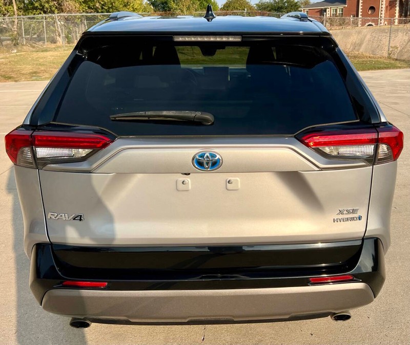 Toyota RAV4 Hybrid Vehicle Full-screen Gallery Image 04