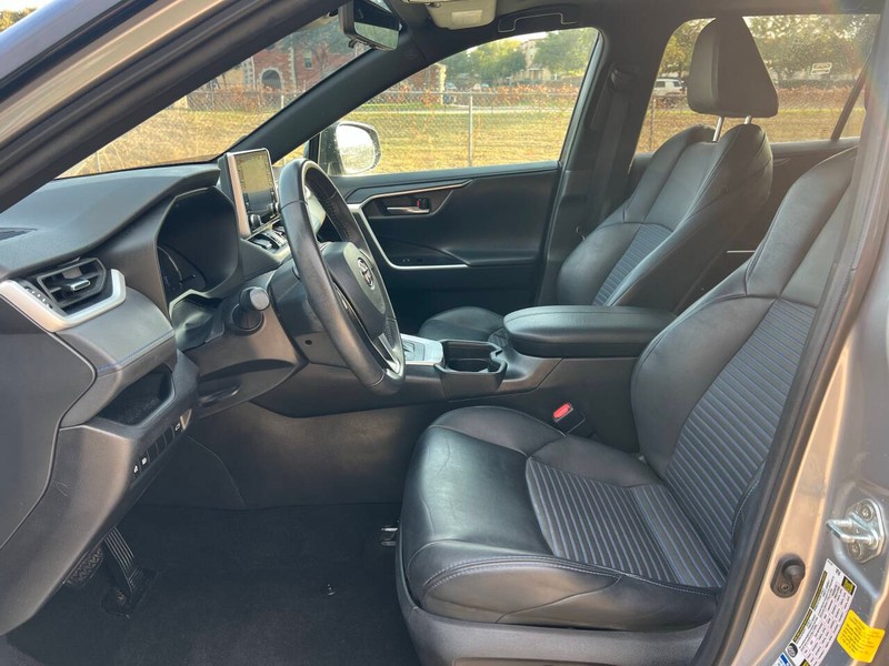 Toyota RAV4 Hybrid Vehicle Full-screen Gallery Image 06