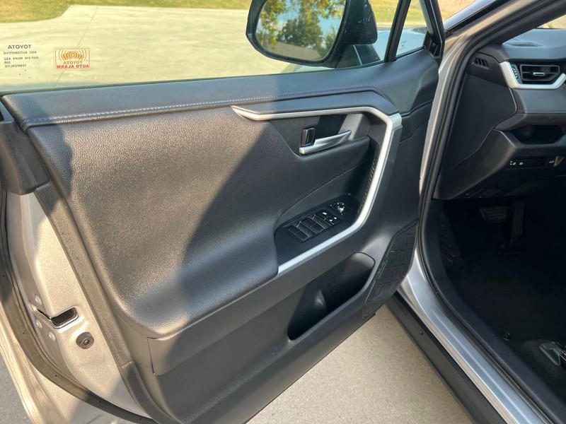 Toyota RAV4 Hybrid Vehicle Full-screen Gallery Image 07