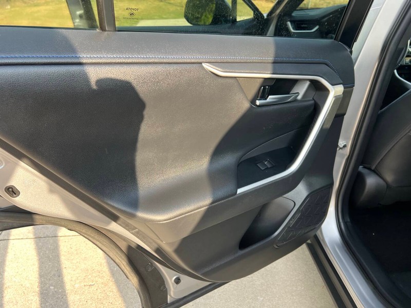 Toyota RAV4 Hybrid Vehicle Full-screen Gallery Image 08