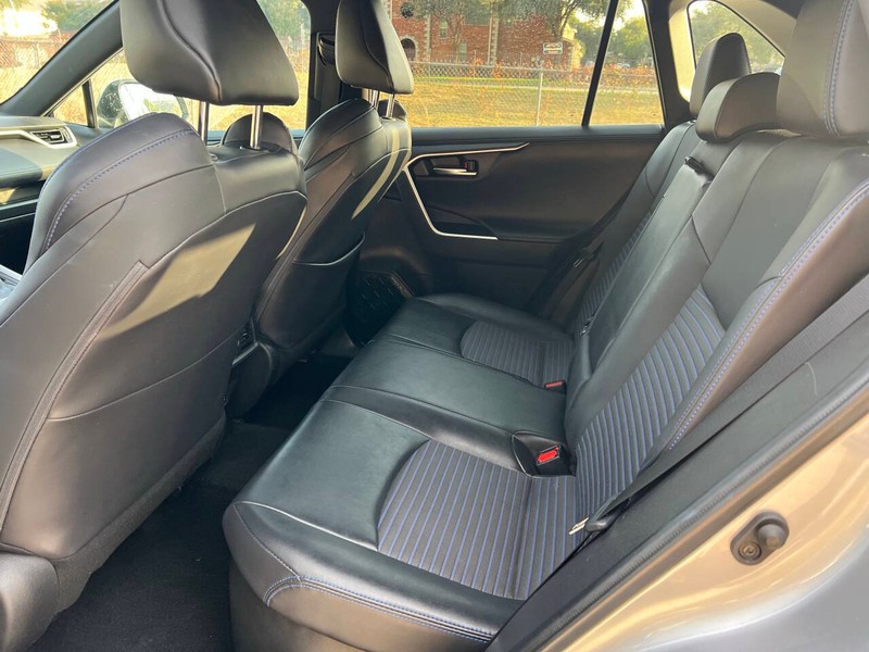 Toyota RAV4 Hybrid Vehicle Full-screen Gallery Image 09