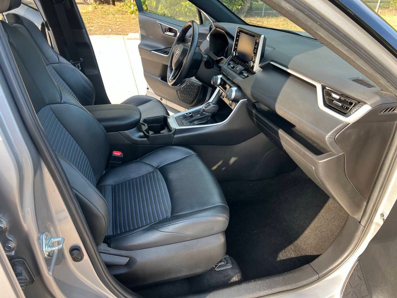 Toyota RAV4 Hybrid Vehicle Full-screen Gallery Image 10