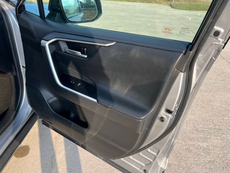 Toyota RAV4 Hybrid Vehicle Full-screen Gallery Image 11