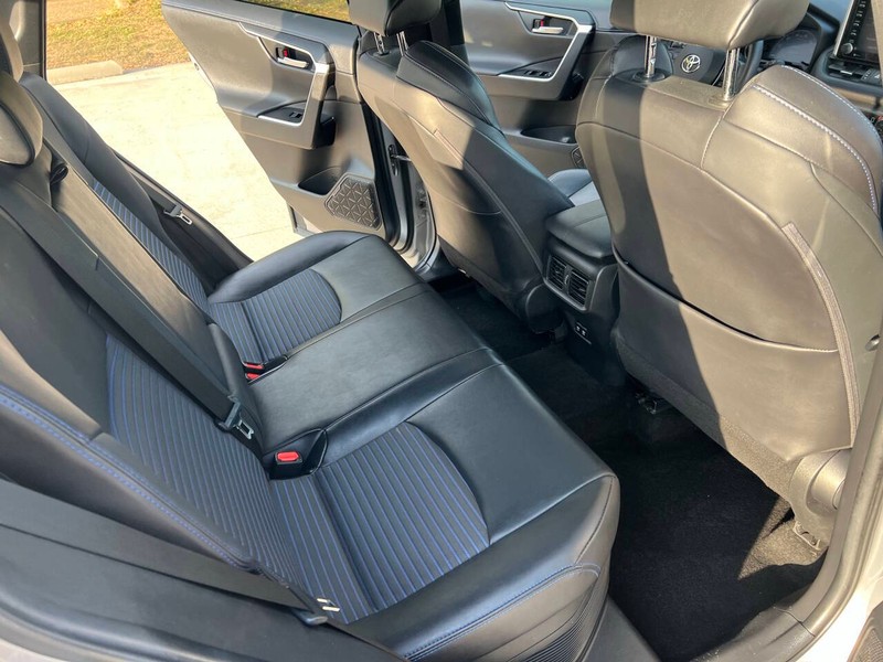 Toyota RAV4 Hybrid Vehicle Full-screen Gallery Image 12