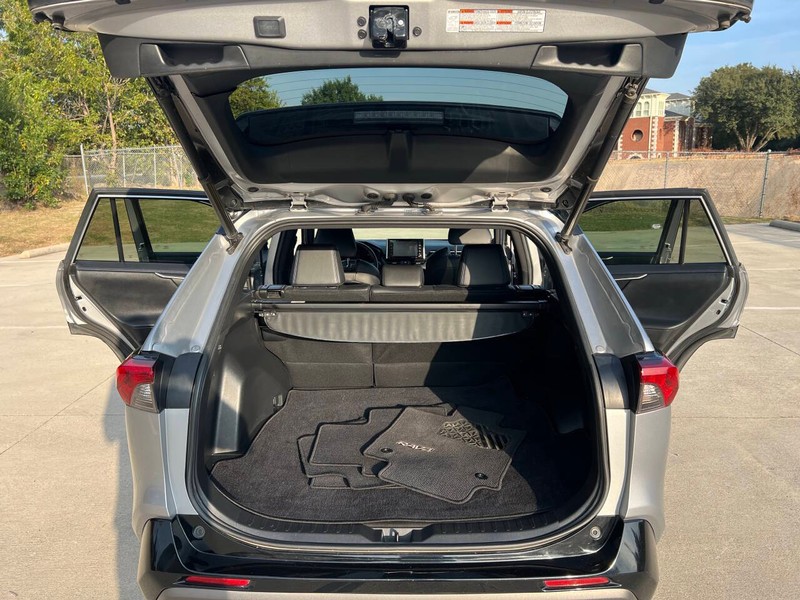 Toyota RAV4 Hybrid Vehicle Full-screen Gallery Image 13