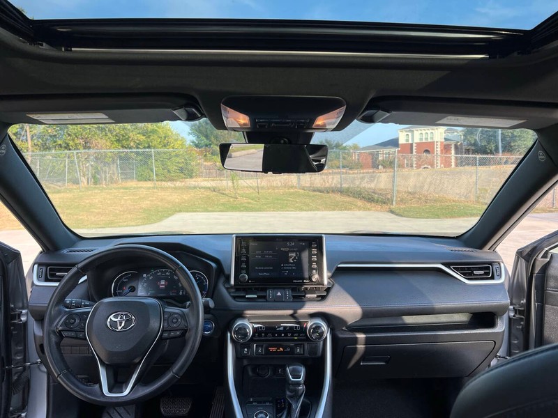 Toyota RAV4 Hybrid Vehicle Full-screen Gallery Image 14