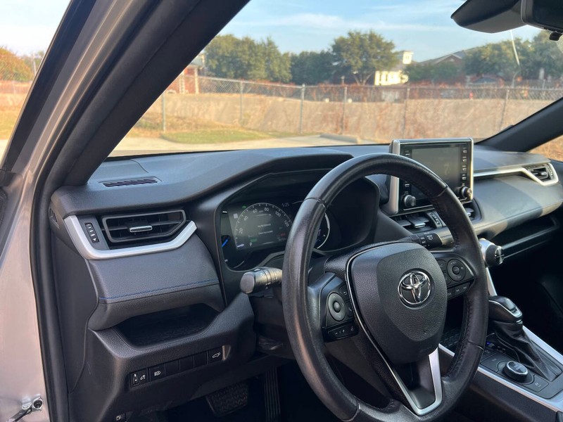 Toyota RAV4 Hybrid Vehicle Full-screen Gallery Image 15