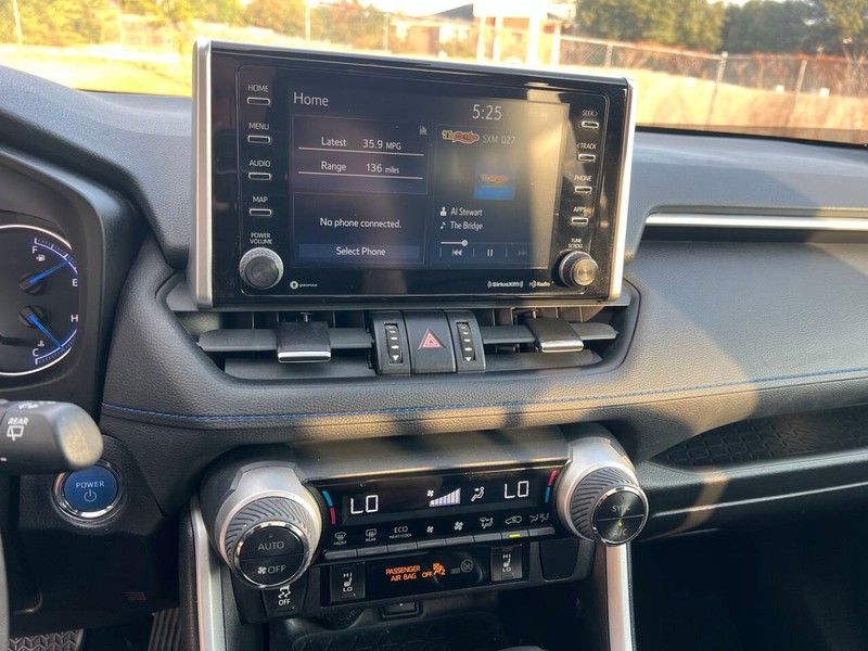 Toyota RAV4 Hybrid Vehicle Full-screen Gallery Image 16