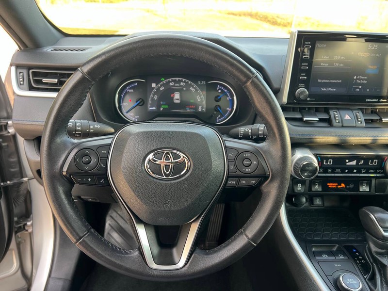 Toyota RAV4 Hybrid Vehicle Full-screen Gallery Image 17