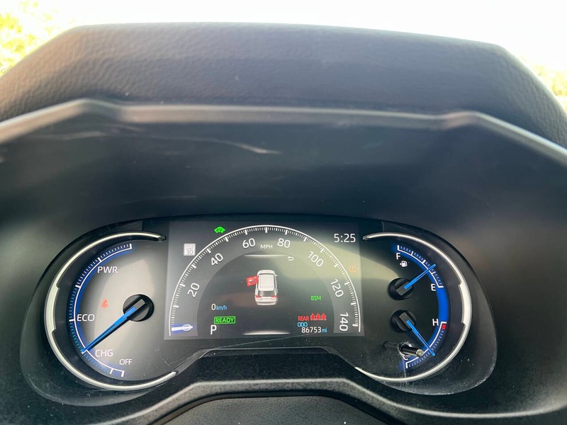 Toyota RAV4 Hybrid Vehicle Full-screen Gallery Image 18