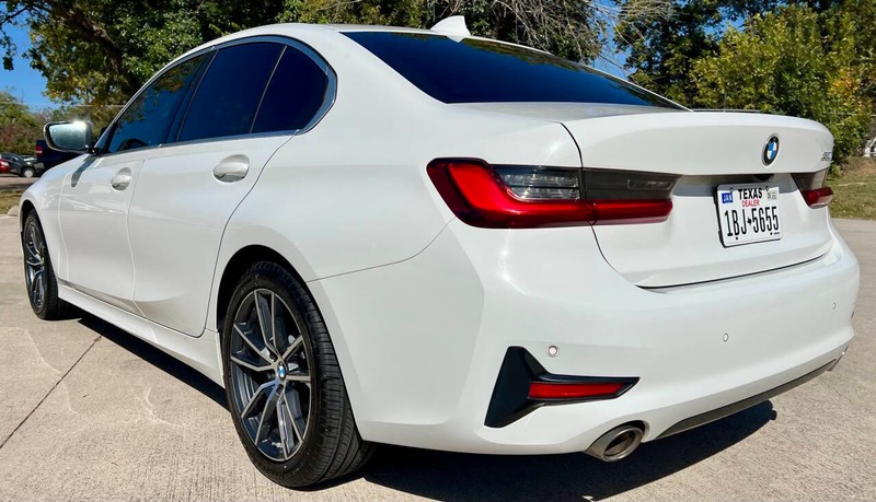 BMW 3 Series Vehicle Full-screen Gallery Image 03