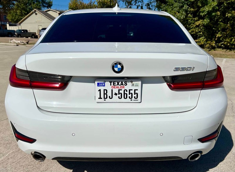 BMW 3 Series Vehicle Full-screen Gallery Image 04