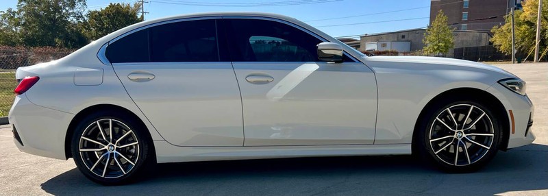 BMW 3 Series Vehicle Full-screen Gallery Image 06