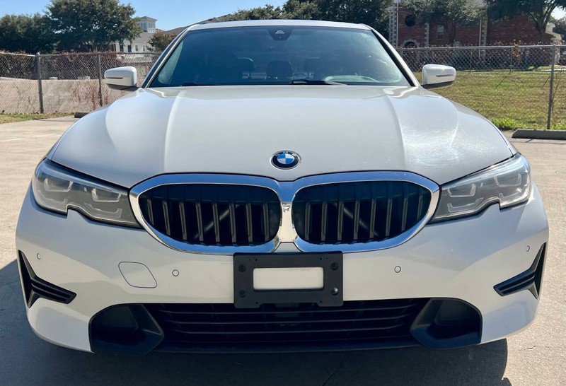 BMW 3 Series Vehicle Full-screen Gallery Image 08