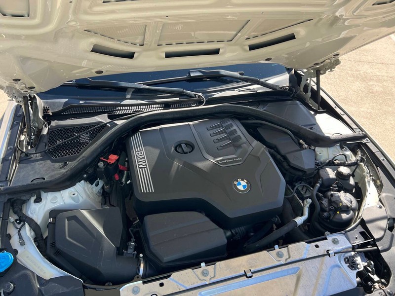 BMW 3 Series Vehicle Full-screen Gallery Image 09