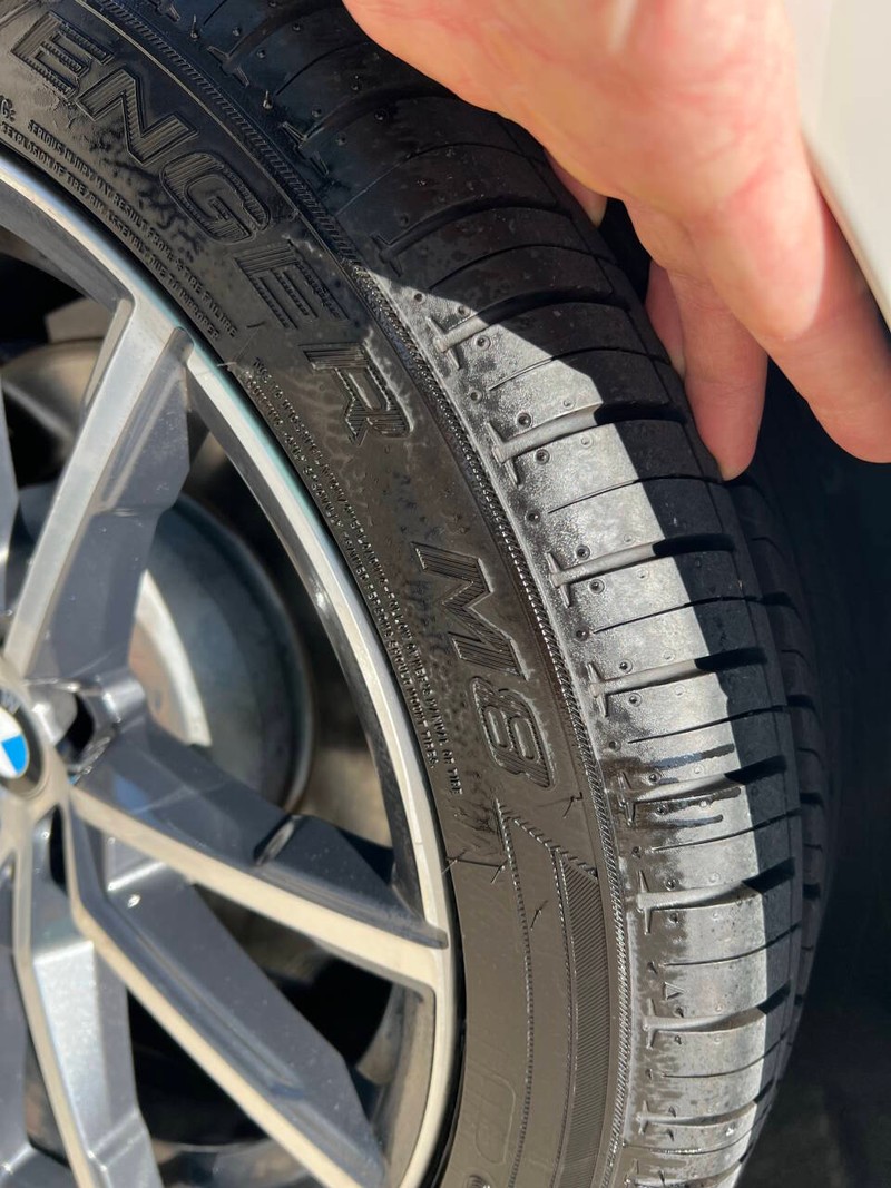 BMW 3 Series Vehicle Full-screen Gallery Image 10