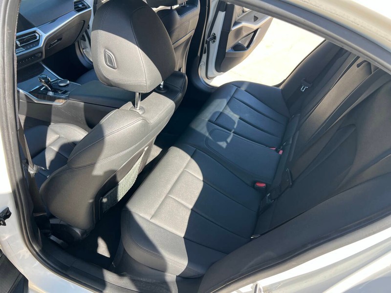 BMW 3 Series Vehicle Full-screen Gallery Image 12