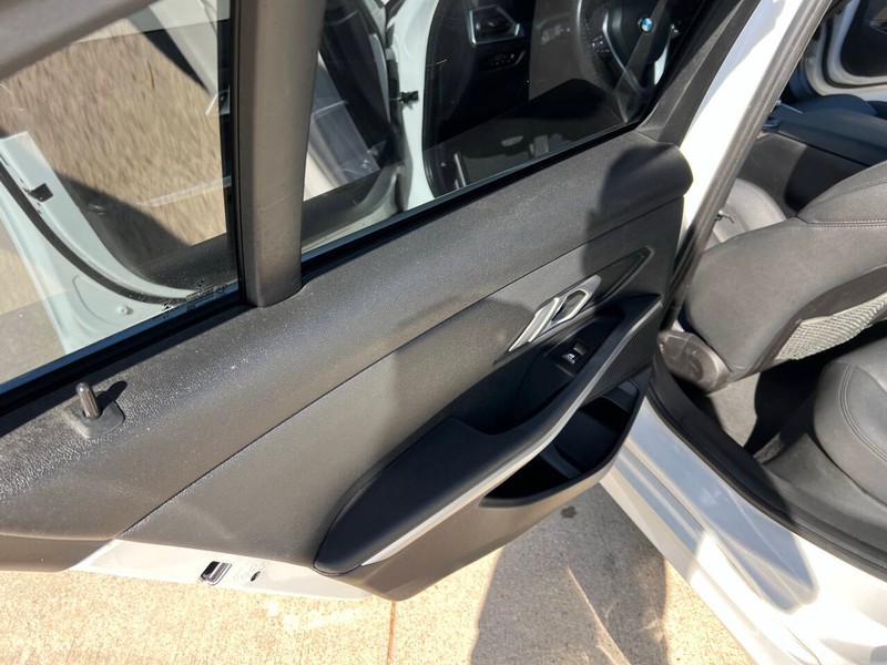 BMW 3 Series Vehicle Full-screen Gallery Image 13