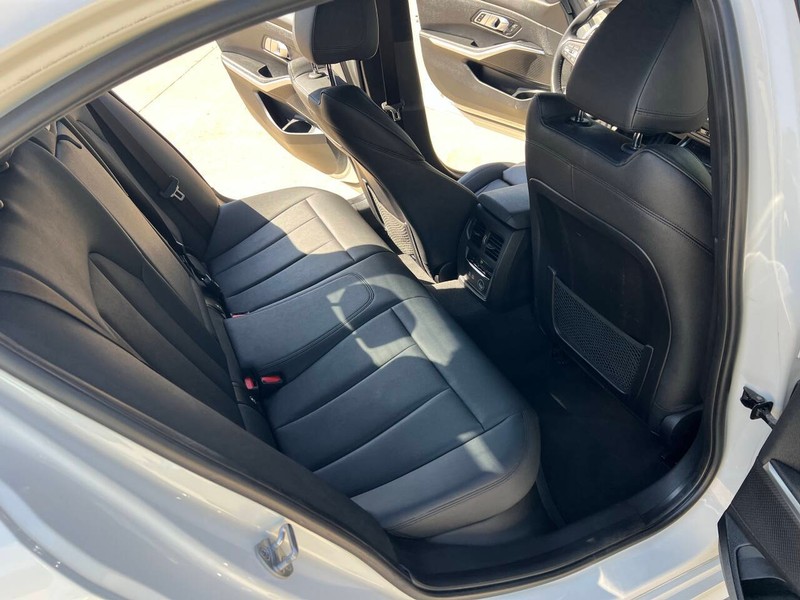 BMW 3 Series Vehicle Full-screen Gallery Image 14