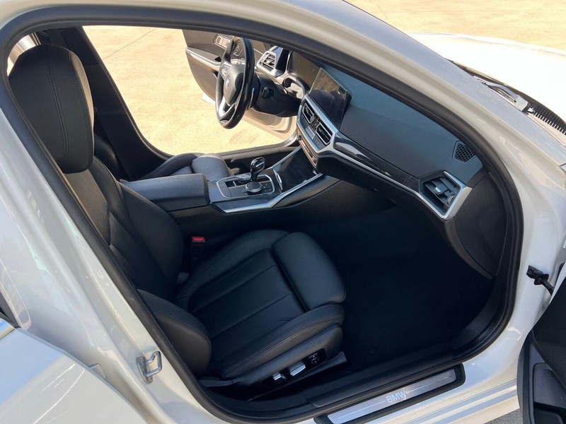 BMW 3 Series Vehicle Full-screen Gallery Image 15