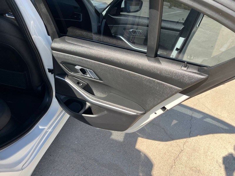 BMW 3 Series Vehicle Full-screen Gallery Image 16