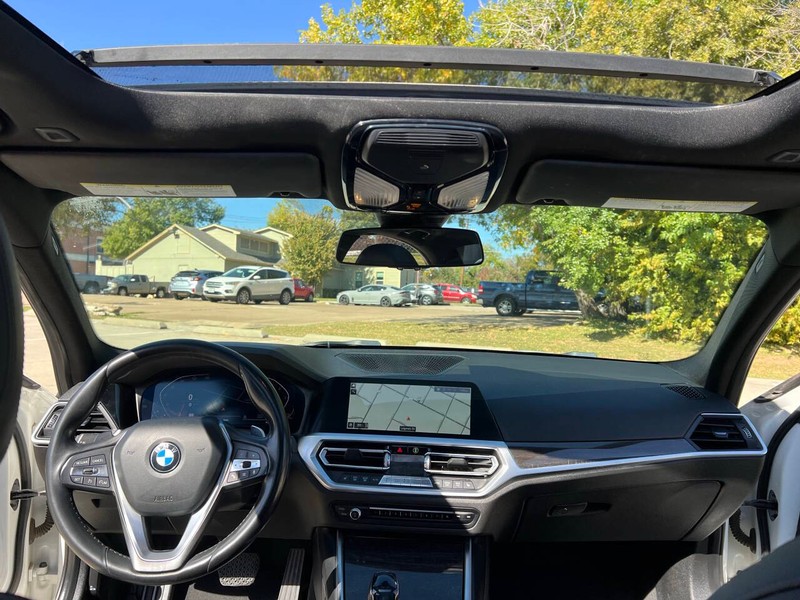 BMW 3 Series Vehicle Full-screen Gallery Image 17