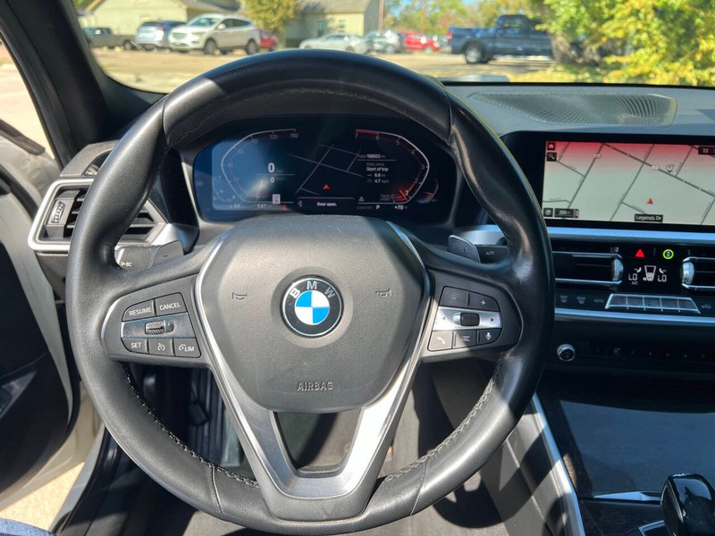 BMW 3 Series Vehicle Full-screen Gallery Image 19