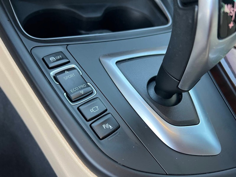 BMW 4 Series Vehicle Full-screen Gallery Image 18