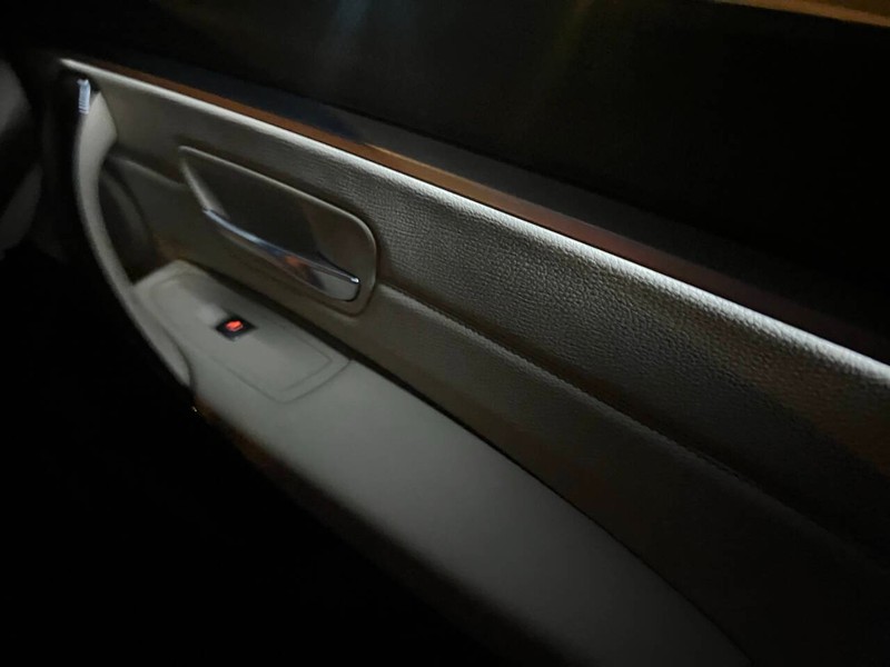 BMW 4 Series Vehicle Full-screen Gallery Image 19