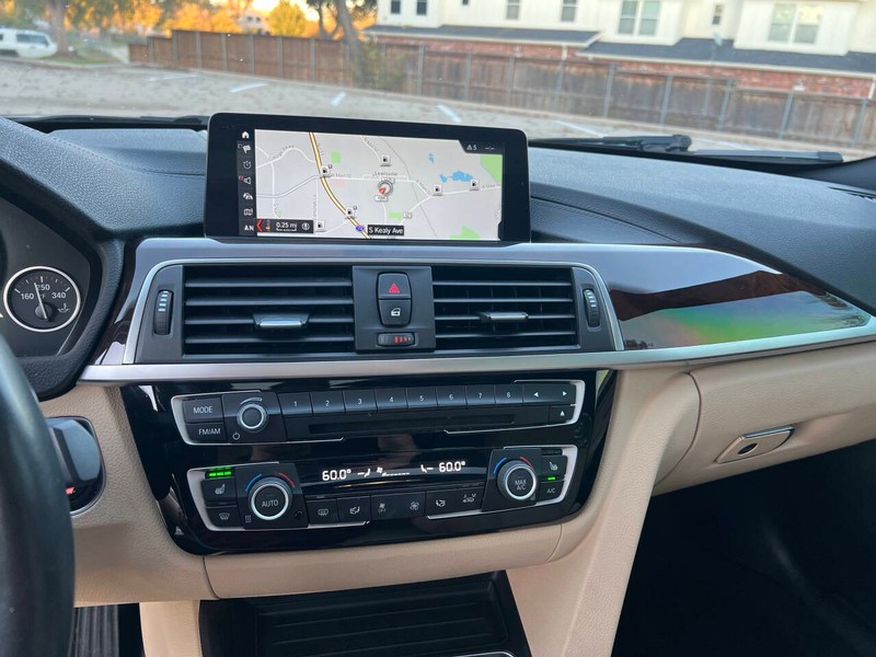 BMW 4 Series Vehicle Full-screen Gallery Image 20