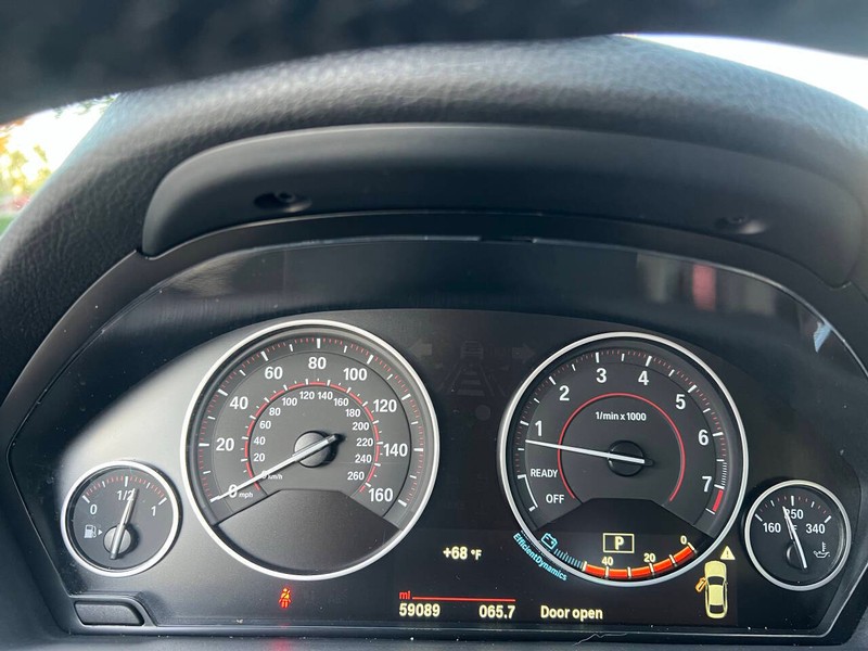 BMW 4 Series Vehicle Full-screen Gallery Image 22