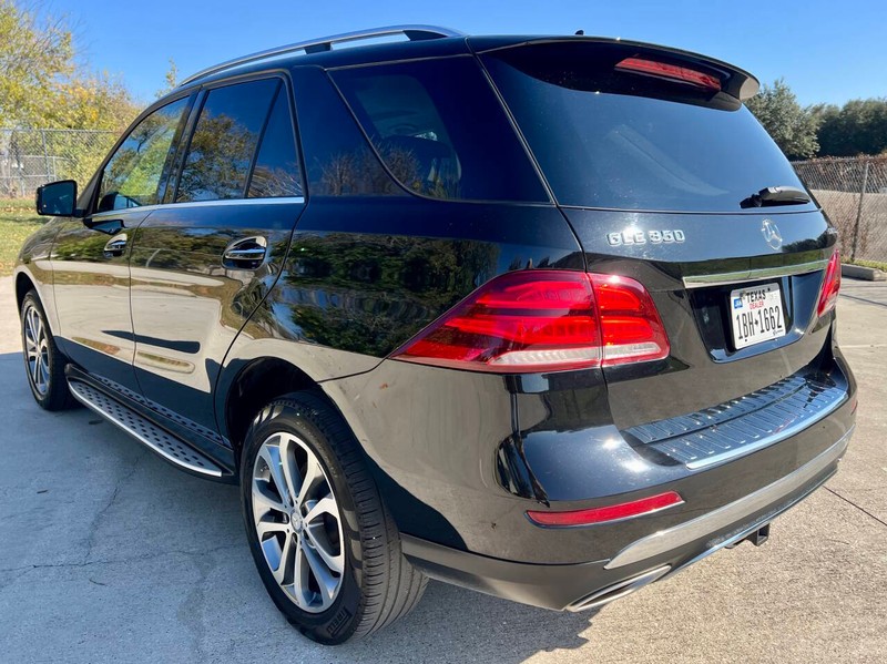 Mercedes-Benz GLE Vehicle Full-screen Gallery Image 02