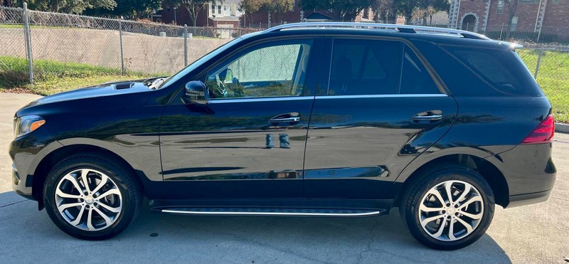 Mercedes-Benz GLE Vehicle Full-screen Gallery Image 03