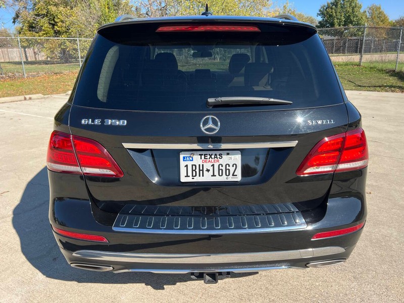 Mercedes-Benz GLE Vehicle Full-screen Gallery Image 06