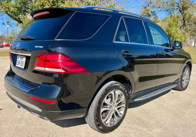 Mercedes-Benz GLE Vehicle Full-screen Gallery Image 08