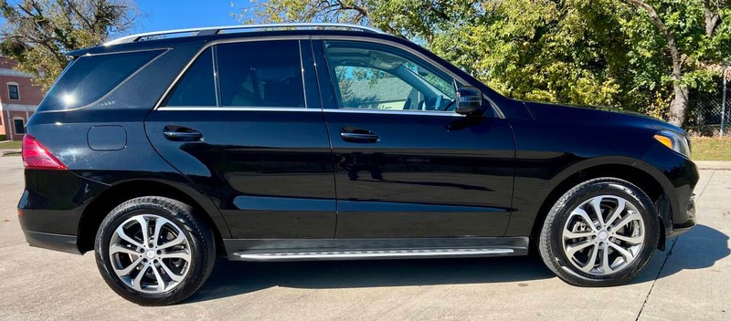 Mercedes-Benz GLE Vehicle Full-screen Gallery Image 09