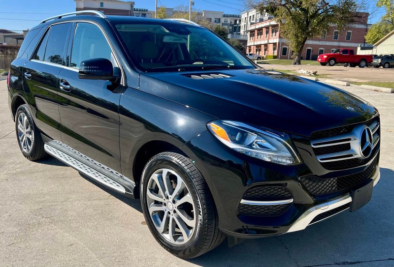 Mercedes-Benz GLE Vehicle Full-screen Gallery Image 11