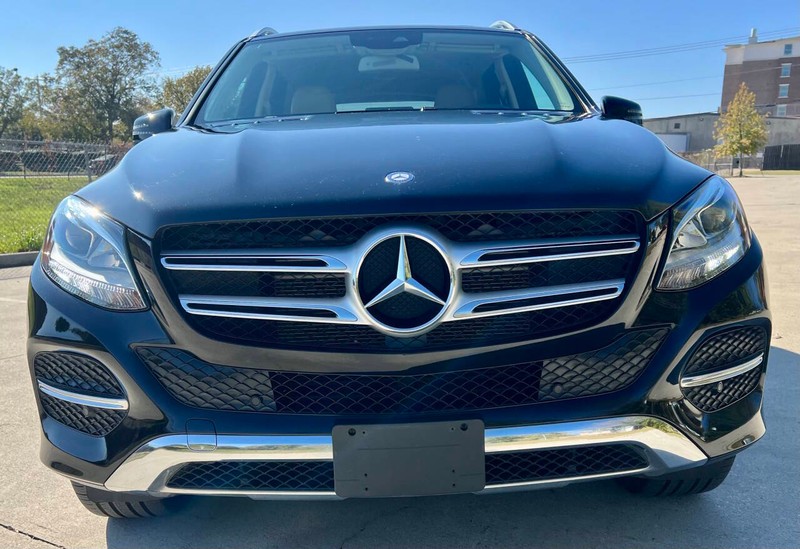 Mercedes-Benz GLE Vehicle Full-screen Gallery Image 12