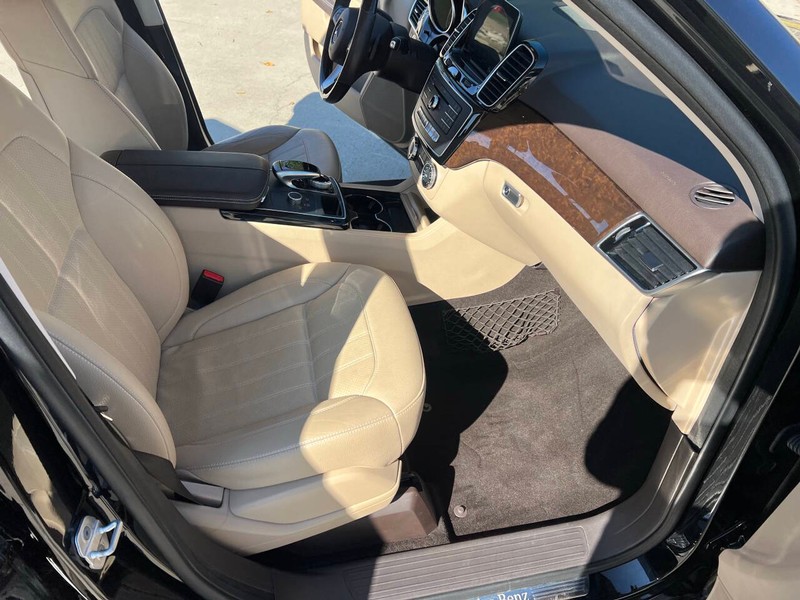 Mercedes-Benz GLE Vehicle Full-screen Gallery Image 13