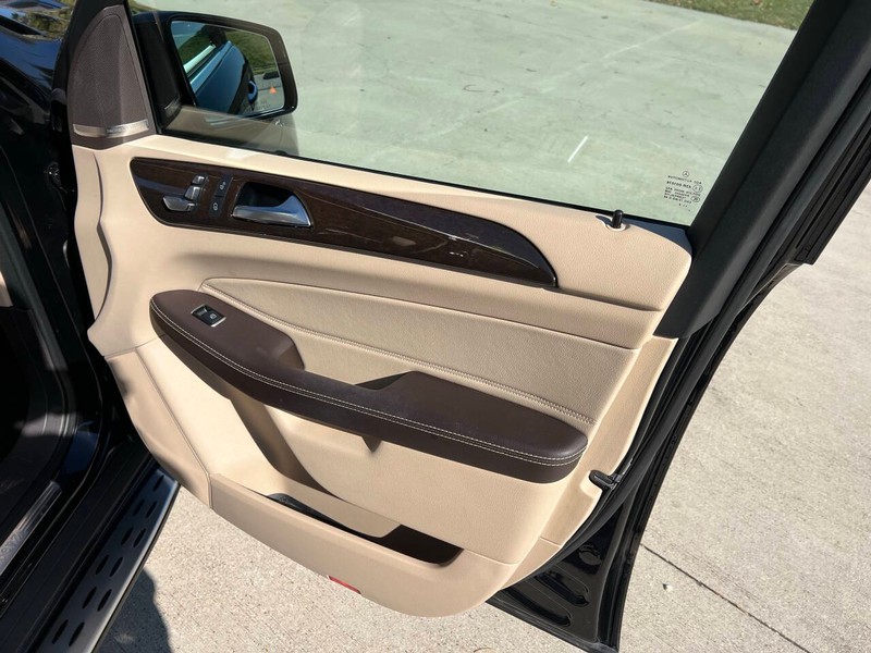 Mercedes-Benz GLE Vehicle Full-screen Gallery Image 14