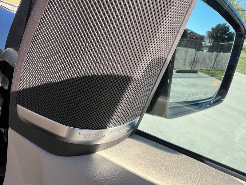 Mercedes-Benz GLE Vehicle Full-screen Gallery Image 15