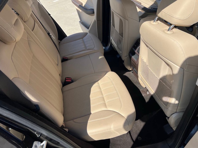 Mercedes-Benz GLE Vehicle Full-screen Gallery Image 16