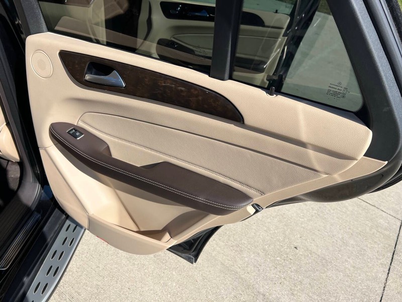 Mercedes-Benz GLE Vehicle Full-screen Gallery Image 17