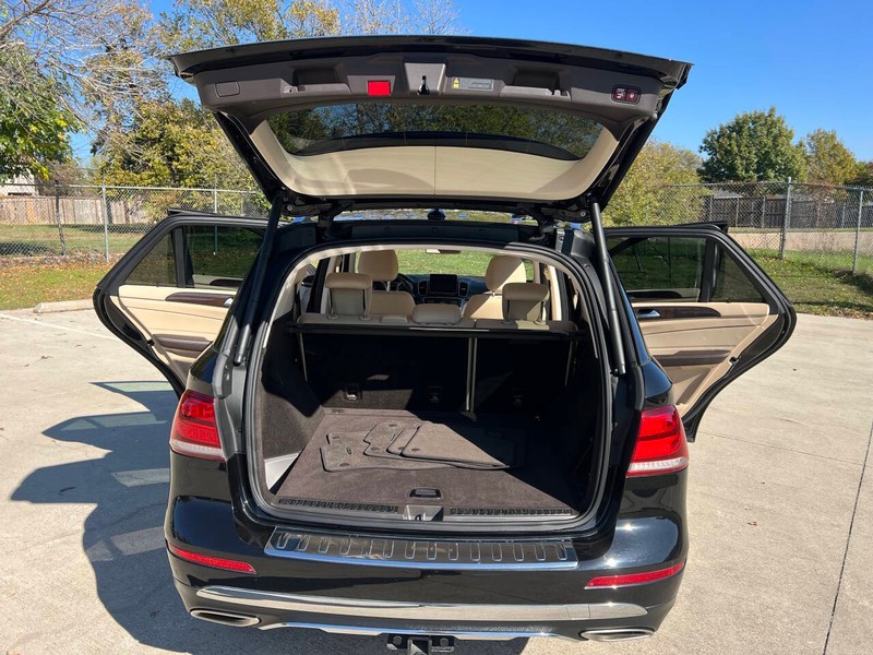 Mercedes-Benz GLE Vehicle Full-screen Gallery Image 18