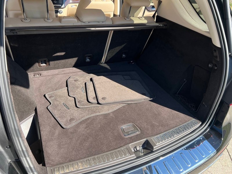 Mercedes-Benz GLE Vehicle Full-screen Gallery Image 19